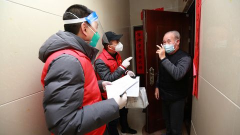China, Xi'an. Freiwillige Helfer besuchen die Menschen im Lockdown