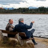 Markus weiß, wann er verloren hat. Noch hat er der Weisheit des großen Kahlen aus dem Sauerland nicht genug entgegenzusetzen. Doch seine Zeit wird kommen. Vielleicht schon dann, wenn er das bayerische Tochterunternehmen im nächsten Jahr wieder zum Weltmarktführer gemacht hat. Eines aber will Markus seinem Bruder noch zeigen: nämlich, wo er den Besen anzusetzen hat. Dort drüben, in der rechten Ecke, hat sich jede Menge Staub angesammelt. Und warum nicht mal eine jüngere Putztruppe beauftragen? Vielleicht sogar mit ein paar Frauen in verantwortungsvoller Position? Wie wär's?