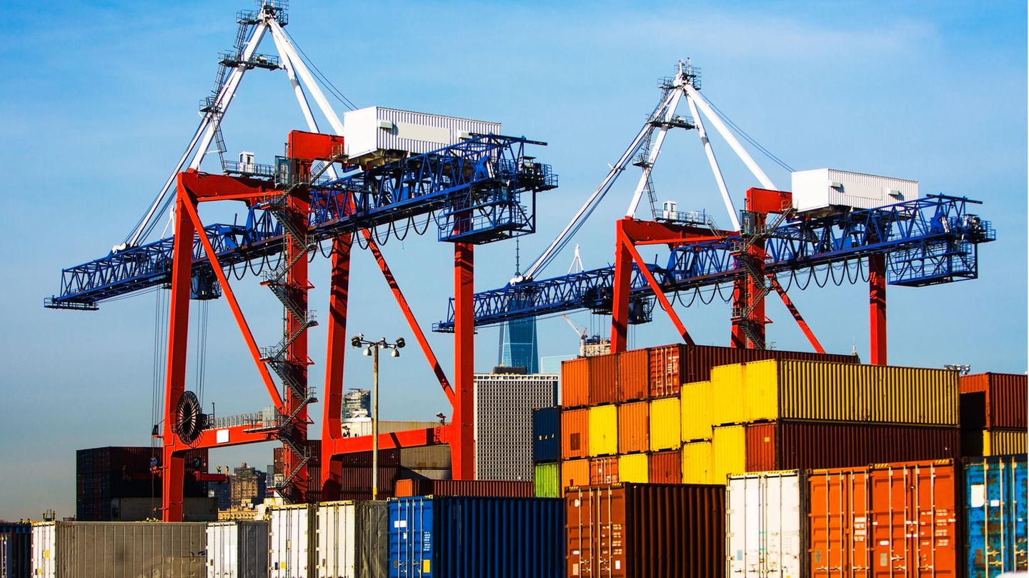 Brilliant business idea – student Jake Slinn buys abandoned shipping containers and got rich