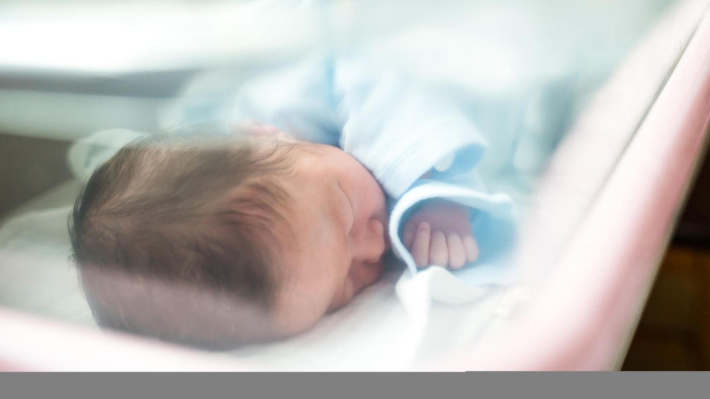 Baby in Krankenhausbett