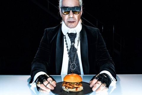 Till Lindemann wirbt im Lagerfeld-Look für die Organisation "Veganuary". Der 2019 verstorbene Modedesigner selbst hätte den Burger allerdings recht sicher verweigert – wegen des Brötchens