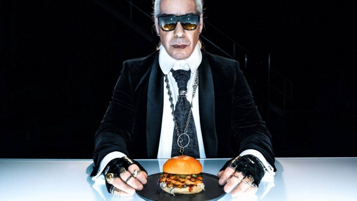 Till Lindemann wirbt im Lagerfeld-Look für die Organisation "Veganuary". Der 2019 verstorbene Modedesigner selbst hätte den Burger allerdings recht sicher verweigert – wegen des Brötchens