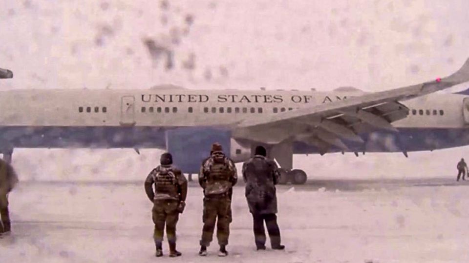 Heftiger Schneesturm an der Ostküste: US-Präsident Biden steckt in Air Force One fest Heftiger Schneesturm an der Ostküste: US-Präsident Biden steckt in Air Force One fest