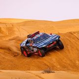 Beim Surfen auf den Dünen spielt der Audi RS Q-e tron seine Überlegenheit aus