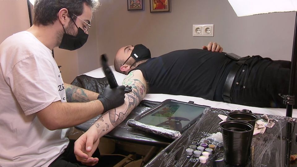 So viel Farbe unter die Haut wie möglich: Tattoo-Fan legt sich vor Verbot unter die Nadel