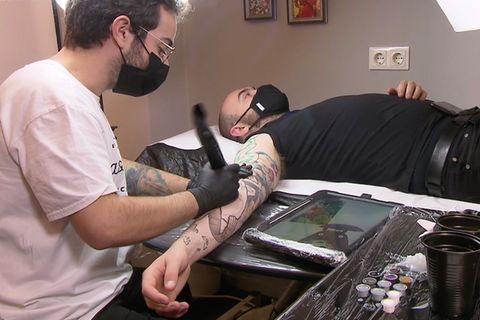 So viel Farbe unter die Haut wie möglich: Tattoo-Fan legt sich vor Verbot unter die Nadel