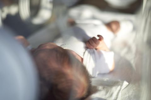 Ein Baby als Symbolfoto für eine Geburt im Flugzeug