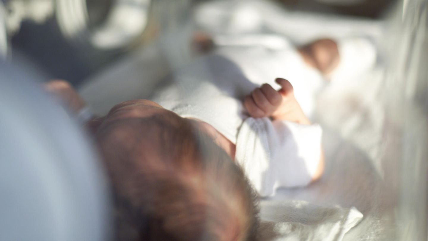 Ein Baby als Symbolfoto für eine Geburt im Flugzeug