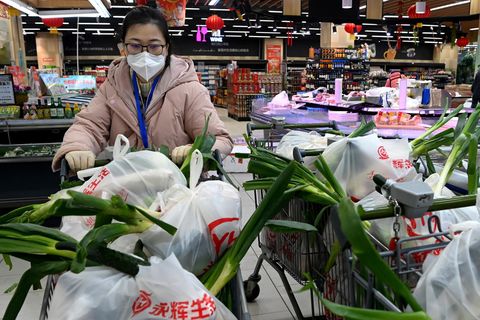 China: Eine Helferin bereitet Lebensmittellieferungen für die Bewohner von Xi'an vor.