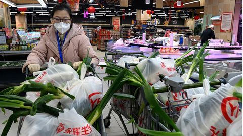 China: Eine Helferin bereitet Lebensmittellieferungen für die Bewohner von Xi'an vor.