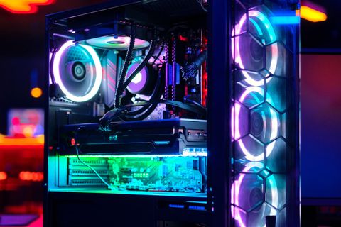 Gaming-PC unter 800 Euro: Ein Computer steht auf einem Schreibtisch.