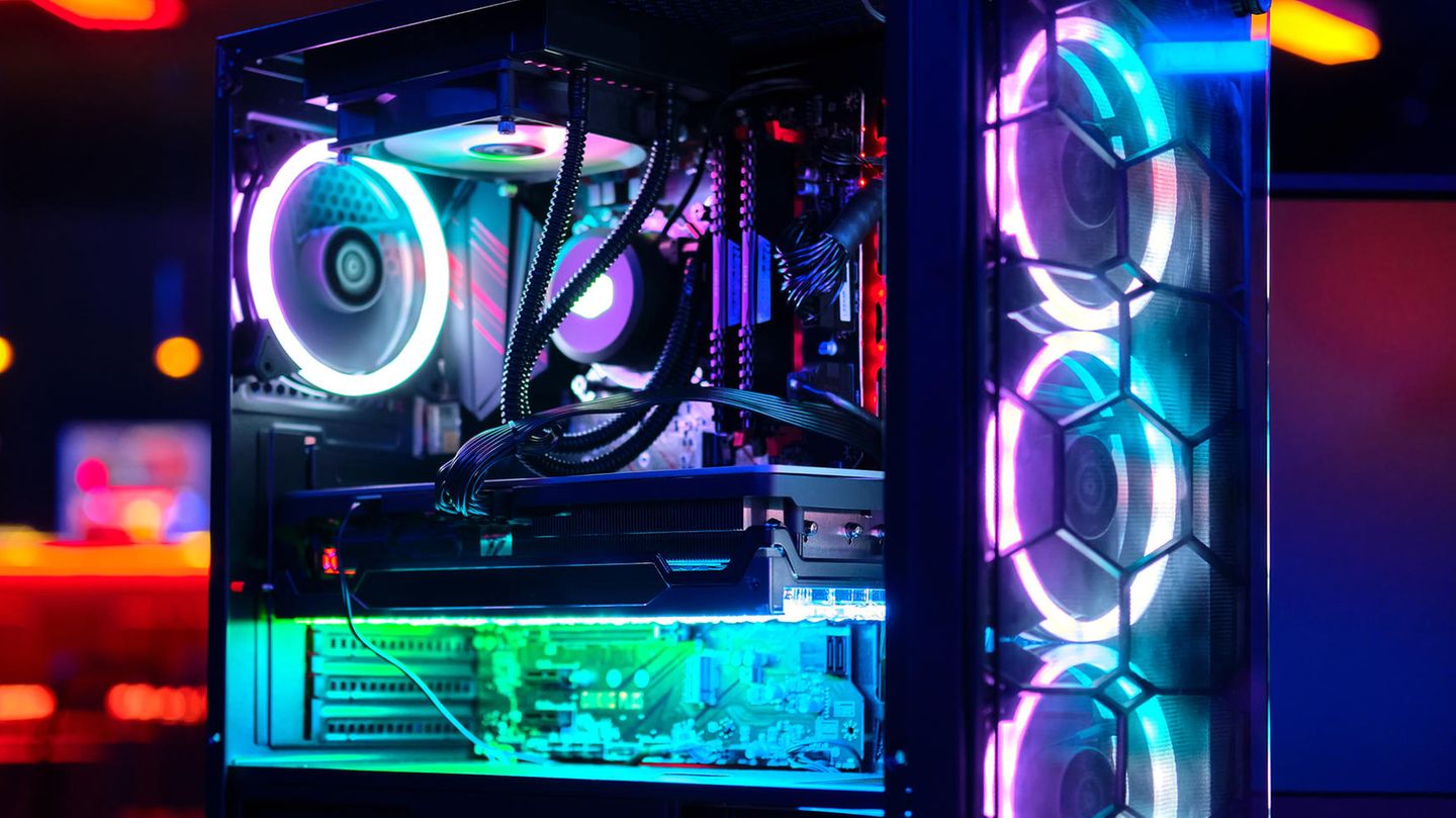 Gaming-PC unter 800 Euro: Ein Computer steht auf einem Schreibtisch.