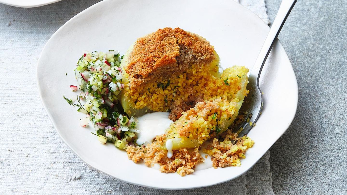 Nix Tierisches: Gefüllter Kohlrabi mit Radieschensalat Zutaten: Für den Kohlrabi: 4 große Kohlrabi, 100 g Couscous, 1 geh. TL Kokos-Curry-Paste (,ersatzweise ½ TL rote Currypaste), 1 TL Gemüsebrühe (Instant), ½ Bund Petersilie, 2 EL Kokosraspel, Salz 6 EL Semmelbrösel, 2 EL neutrales Pflanzenöl Für den Salat: 1 Salatgurke, 1 Bund Radieschen, 1 Bund Dill, 2 EL natives Leinöl, 4 EL Weißweinessig, 1 EL Ahornsirup Für die Sauce: 1 Bio-Zitrone, 1 geh. EL Cashewmus, 3 Msp. Kala Namak (indisches Schwefelsalz), 1 Prise Zucker Zubereitung: 1. Die Kohlrabis schälen und die holzigen Wurzelansätze gera - de abschneiden. Das Gemüse (im Ganzen) in einen Topf geben und knapp mit Wasser bedecken, aufkochen und zugedeckt in ca. 15 Min. etwas über bissfest garen. Vom Herd ziehen, 500 ml Kochwasser abmessen und den Rest wegschütten. Den Kohl - rabi abkühlen lassen. 2. Für den Salat Gurke und Radieschen waschen, putzen und in feine Würfel schneiden. Den Dill waschen, trocken schütteln und fein hacken. Die Gemüsewürfel mit den übrigen Zutaten für den Salat mischen und bis zum Servieren ziehen lassen. 3. Couscous, Kokos-Curry-Paste und Brühe in eine Schüssel geben. Die Zutaten mit 200 ml kochendem Wasser übergießen, gut umrüh - ren und 10 Min. zugedeckt quellen lassen. Die Petersilie waschen, trocken schütteln und fein hacken. Mit den Kokosraspeln unter das Couscous heben. 4. Den Backofen auf 180° vorheizen. Die bissfest gegarten Kohlrabis mithilfe eines Kugelausstechers aushöhlen. Das Kohlrabifleisch für die Sauce zur Seite stellen. Die Zitrone heiß abwaschen, trocknen, die Schale abreiben und den Saft von einer Hälfte auspressen. Beides zur Seite stellen. 5. Die ausgehöhlten Kohlrabis in eine feuerfeste Form setzen, von innen leicht salzen und mit dem Couscous füllen. Die Füllung mit einem Löffel fest andrücken. Die Semmelbrösel mit Öl und Zitro - nenschale mischen und das Topping mittig auf die Kohlrabis setzen. Diese im Backofen (Mitte) 25–30 Min. garen, bis die Kruste leicht gebräunt ist. 6. In der Zwischenzeit die Kohlrabireste mit dem Cashewmus, dem Zitronensaft und dem zurückbehaltenen Kochwasser pürieren. Die Sauce in einem kleinen Topf aufkochen und mit Kala Namak und 1 Prise Zucker abschmecken. Vom Herd ziehen und bis kurz vor dem Servieren zugedeckt ziehen lassen. 7. Die Kohlrabis aus dem Ofen nehmen, auf 4 Teller verteilen und mit der Sauce sowie dem Salat servieren Gefüllter Kohlrabi mit Radieschensalat Zutaten: Für den Kohlrabi: 4 große Kohlrabi, 100 g Couscous, 1 geh. TL Kokos-Curry-Paste (,ersatzweise ½ TL rote Currypaste), 1 TL Gemüsebrühe (Instant), ½ Bund Petersilie, 2 EL Kokosraspel, Salz 6 EL Semmelbrösel, 2 EL neutrales Pflanzenöl Für den Salat: 1 Salatgurke, 1 Bund Radieschen, 1 Bund Dill, 2 EL natives Leinöl, 4 EL Weißweinessig, 1 EL Ahornsirup Für die Sauce: 1 Bio-Zitrone, 1 geh. EL Cashewmus, 3 Msp. Kala Namak (indisches Schwefelsalz), 1 Prise Zucker Zubereitung: 1. Die Kohlrabis schälen und die holzigen Wurzelansätze gera - de abschneiden. Das Gemüse (im Ganzen) in einen Topf geben und knapp mit Wasser bedecken, aufkochen und zugedeckt in ca. 15 Min. etwas über bissfest garen. Vom Herd ziehen, 500 ml Kochwasser abmessen und den Rest wegschütten. Den Kohl - rabi abkühlen lassen. 2. Für den Salat Gurke und Radieschen waschen, putzen und in feine Würfel schneiden. Den Dill waschen, trocken schütteln und fein hacken. Die Gemüsewürfel mit den übrigen Zutaten für den Salat mischen und bis zum Servieren ziehen lassen. 3. Couscous, Kokos-Curry-Paste und Brühe in eine Schüssel geben. Die Zutaten mit 200 ml kochendem Wasser übergießen, gut umrüh - ren und 10 Min. zugedeckt quellen lassen. Die Petersilie waschen, trocken schütteln und fein hacken. Mit den Kokosraspeln unter das Couscous heben. 4. Den Backofen auf 180° vorheizen. Die bissfest gegarten Kohlrabis mithilfe eines Kugelausstechers aushöhlen. Das Kohlrabifleisch für die Sauce zur Seite stellen. Die Zitrone heiß abwaschen, trocknen, die Schale abreiben und den Saft von einer Hälfte auspressen. Beides zur Seite stellen. 5. Die ausgehöhlten Kohlrabis in eine feuerfeste Form setzen, von innen leicht salzen und mit dem Couscous füllen. Die Füllung mit einem Löffel fest andrücken. Die Semmelbrösel mit Öl und Zitro - nenschale mischen und das Topping mittig auf die Kohlrabis setzen. Diese im Backofen (Mitte) 25–30 Min. garen, bis die Kruste leicht gebräunt ist. 6. In der Zwischenzeit die Kohlrabireste mit dem Cashewmus, dem Zitronensaft und dem zurückbehaltenen Kochwasser pürieren. Die Sauce in einem kleinen Topf aufkochen und mit Kala Namak und 1 Prise Zucker abschmecken. Vom Herd ziehen und bis kurz vor dem Servieren zugedeckt ziehen lassen. 7. Die Kohlrabis aus dem Ofen nehmen, auf 4 Teller verteilen und mit der Sauce sowie dem Salat servieren