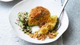 Gefüllter Kohlrabi mit Radieschensalat  Zutaten:  Für den Kohlrabi: 4 große Kohlrabi, 100 g Couscous, 1 geh. TL Kokos-Curry-Paste (,ersatzweise ½ TL rote Currypaste), 1 TL Gemüsebrühe (Instant), ½ Bund Petersilie, 2 EL Kokosraspel, Salz 6 EL Semmelbrösel, 2 EL neutrales Pflanzenöl  Für den Salat: 1 Salatgurke, 1 Bund Radieschen, 1 Bund Dill, 2 EL natives Leinöl, 4 EL Weißweinessig, 1 EL Ahornsirup  Für die Sauce: 1 Bio-Zitrone, 1 geh. EL Cashewmus, 3 Msp. Kala Namak (indisches Schwefelsalz), 1 Prise Zucker      Zubereitung:  1. Die Kohlrabis schälen und die holzigen Wurzelansätze gera - de abschneiden. Das Gemüse (im Ganzen) in einen Topf geben und knapp mit Wasser bedecken, aufkochen und zugedeckt in ca. 15 Min. etwas über bissfest garen. Vom Herd ziehen, 500 ml Kochwasser abmessen und den Rest wegschütten. Den Kohl - rabi abkühlen lassen.  2. Für den Salat Gurke und Radieschen waschen, putzen und in feine Würfel schneiden. Den Dill waschen, trocken schütteln und fein hacken. Die Gemüsewürfel mit den übrigen Zutaten für den Salat mischen und bis zum Servieren ziehen lassen.  3. Couscous, Kokos-Curry-Paste und Brühe in eine Schüssel geben. Die Zutaten mit 200 ml kochendem Wasser übergießen, gut umrüh - ren und 10 Min. zugedeckt quellen lassen. Die Petersilie waschen, trocken schütteln und fein hacken. Mit den Kokosraspeln unter das Couscous heben.  4. Den Backofen auf 180° vorheizen. Die bissfest gegarten Kohlrabis mithilfe eines Kugelausstechers aushöhlen. Das Kohlrabifleisch für die Sauce zur Seite stellen. Die Zitrone heiß abwaschen, trocknen, die Schale abreiben und den Saft von einer Hälfte auspressen. Beides zur Seite stellen.  5. Die ausgehöhlten Kohlrabis in eine feuerfeste Form setzen, von innen leicht salzen und mit dem Couscous füllen. Die Füllung mit einem Löffel fest andrücken. Die Semmelbrösel mit Öl und Zitro - nenschale mischen und das Topping mittig auf die Kohlrabis setzen. Diese im Backofen (Mitte) 25–30 Min. garen, bis die Kruste leicht gebräunt ist.  6. In der Zwischenzeit die Kohlrabireste mit dem Cashewmus, dem Zitronensaft und dem zurückbehaltenen Kochwasser pürieren. Die Sauce in einem kleinen Topf aufkochen und mit Kala Namak und 1 Prise Zucker abschmecken. Vom Herd ziehen und bis kurz vor dem Servieren zugedeckt ziehen lassen.  7. Die Kohlrabis aus dem Ofen nehmen, auf 4 Teller verteilen und mit der Sauce sowie dem Salat servieren