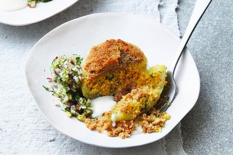 Gefüllter Kohlrabi mit Radieschensalat  Zutaten:  Für den Kohlrabi: 4 große Kohlrabi, 100 g Couscous, 1 geh. TL Kokos-Curry-Paste (,ersatzweise ½ TL rote Currypaste), 1 TL Gemüsebrühe (Instant), ½ Bund Petersilie, 2 EL Kokosraspel, Salz 6 EL Semmelbrösel, 2 EL neutrales Pflanzenöl  Für den Salat: 1 Salatgurke, 1 Bund Radieschen, 1 Bund Dill, 2 EL natives Leinöl, 4 EL Weißweinessig, 1 EL Ahornsirup  Für die Sauce: 1 Bio-Zitrone, 1 geh. EL Cashewmus, 3 Msp. Kala Namak (indisches Schwefelsalz), 1 Prise Zucker      Zubereitung:  1. Die Kohlrabis schälen und die holzigen Wurzelansätze gera - de abschneiden. Das Gemüse (im Ganzen) in einen Topf geben und knapp mit Wasser bedecken, aufkochen und zugedeckt in ca. 15 Min. etwas über bissfest garen. Vom Herd ziehen, 500 ml Kochwasser abmessen und den Rest wegschütten. Den Kohl - rabi abkühlen lassen.  2. Für den Salat Gurke und Radieschen waschen, putzen und in feine Würfel schneiden. Den Dill waschen, trocken schütteln und fein hacken. Die Gemüsewürfel mit den übrigen Zutaten für den Salat mischen und bis zum Servieren ziehen lassen.  3. Couscous, Kokos-Curry-Paste und Brühe in eine Schüssel geben. Die Zutaten mit 200 ml kochendem Wasser übergießen, gut umrüh - ren und 10 Min. zugedeckt quellen lassen. Die Petersilie waschen, trocken schütteln und fein hacken. Mit den Kokosraspeln unter das Couscous heben.  4. Den Backofen auf 180° vorheizen. Die bissfest gegarten Kohlrabis mithilfe eines Kugelausstechers aushöhlen. Das Kohlrabifleisch für die Sauce zur Seite stellen. Die Zitrone heiß abwaschen, trocknen, die Schale abreiben und den Saft von einer Hälfte auspressen. Beides zur Seite stellen.  5. Die ausgehöhlten Kohlrabis in eine feuerfeste Form setzen, von innen leicht salzen und mit dem Couscous füllen. Die Füllung mit einem Löffel fest andrücken. Die Semmelbrösel mit Öl und Zitro - nenschale mischen und das Topping mittig auf die Kohlrabis setzen. Diese im Backofen (Mitte) 25–30 Min. garen, bis die Kruste leicht gebräunt ist.  6. In der Zwischenzeit die Kohlrabireste mit dem Cashewmus, dem Zitronensaft und dem zurückbehaltenen Kochwasser pürieren. Die Sauce in einem kleinen Topf aufkochen und mit Kala Namak und 1 Prise Zucker abschmecken. Vom Herd ziehen und bis kurz vor dem Servieren zugedeckt ziehen lassen.  7. Die Kohlrabis aus dem Ofen nehmen, auf 4 Teller verteilen und mit der Sauce sowie dem Salat servieren
