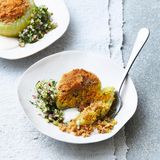 Gefüllter Kohlrabi mit Radieschensalat  Zutaten:  Für den Kohlrabi: 4 große Kohlrabi, 100 g Couscous, 1 geh. TL Kokos-Curry-Paste (,ersatzweise ½ TL rote Currypaste), 1 TL Gemüsebrühe (Instant), ½ Bund Petersilie, 2 EL Kokosraspel, Salz 6 EL Semmelbrösel, 2 EL neutrales Pflanzenöl  Für den Salat: 1 Salatgurke, 1 Bund Radieschen, 1 Bund Dill, 2 EL natives Leinöl, 4 EL Weißweinessig, 1 EL Ahornsirup  Für die Sauce: 1 Bio-Zitrone, 1 geh. EL Cashewmus, 3 Msp. Kala Namak (indisches Schwefelsalz), 1 Prise Zucker      Zubereitung:  1. Die Kohlrabis schälen und die holzigen Wurzelansätze gera - de abschneiden. Das Gemüse (im Ganzen) in einen Topf geben und knapp mit Wasser bedecken, aufkochen und zugedeckt in ca. 15 Min. etwas über bissfest garen. Vom Herd ziehen, 500 ml Kochwasser abmessen und den Rest wegschütten. Den Kohl - rabi abkühlen lassen.  2. Für den Salat Gurke und Radieschen waschen, putzen und in feine Würfel schneiden. Den Dill waschen, trocken schütteln und fein hacken. Die Gemüsewürfel mit den übrigen Zutaten für den Salat mischen und bis zum Servieren ziehen lassen.  3. Couscous, Kokos-Curry-Paste und Brühe in eine Schüssel geben. Die Zutaten mit 200 ml kochendem Wasser übergießen, gut umrüh - ren und 10 Min. zugedeckt quellen lassen. Die Petersilie waschen, trocken schütteln und fein hacken. Mit den Kokosraspeln unter das Couscous heben.  4. Den Backofen auf 180° vorheizen. Die bissfest gegarten Kohlrabis mithilfe eines Kugelausstechers aushöhlen. Das Kohlrabifleisch für die Sauce zur Seite stellen. Die Zitrone heiß abwaschen, trocknen, die Schale abreiben und den Saft von einer Hälfte auspressen. Beides zur Seite stellen.  5. Die ausgehöhlten Kohlrabis in eine feuerfeste Form setzen, von innen leicht salzen und mit dem Couscous füllen. Die Füllung mit einem Löffel fest andrücken. Die Semmelbrösel mit Öl und Zitro - nenschale mischen und das Topping mittig auf die Kohlrabis setzen. Diese im Backofen (Mitte) 25–30 Min. garen, bis die Kruste leicht gebräunt ist.  6. In der Zwischenzeit die Kohlrabireste mit dem Cashewmus, dem Zitronensaft und dem zurückbehaltenen Kochwasser pürieren. Die Sauce in einem kleinen Topf aufkochen und mit Kala Namak und 1 Prise Zucker abschmecken. Vom Herd ziehen und bis kurz vor dem Servieren zugedeckt ziehen lassen.  7. Die Kohlrabis aus dem Ofen nehmen, auf 4 Teller verteilen und mit der Sauce sowie dem Salat servieren