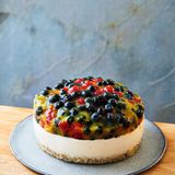 Kokos-Panna-Cotta-Torte      Zutaten:  30 g Kokosöl, 3 Datteln (z.B. Medjool), 100 g Haferflocken, 2 EL Leinsamenschrot, 3 EL Kokosraspel, 2 Dosen Kokosmilch (je 400 g, ohne Zusätze, Kokosgehalt mind. 80 %), 3 TL Agar-Agar, 6 EL Zucker, 1 TL gemahlene Bourbon-Vanille, 250 g gemischte Beeren, 300 ml Orangensaft, 1 Pck. Vanillepuddingpulver  Außerdem: Springform (18 cm ∅)      Zubereitung:  1. Das Kokosöl über dem Wasserbad schmelzen. Die Datteln entsteinen und sehr fein schneiden. Haferflocken, Leinsamenschrot, Kokosraspel und Datteln im Blitzhacker per Pulsfunktion grob mahlen. Dann das flüssige Kokosöl und esslöffelweise 4–5 EL Wasser unterrühren, bis ein klebriger Teig entsteht. Den Boden einer Springform mit Backpapier auslegen und die Masse mit feuchten Händen auf den Boden der Form drücken. Den Boden kalt stellen.  2. Die Kokosmilch mit 2 TL Agar-Agar, 4 EL Zucker und der Vanille aufkochen und unter Rühren 2 Min. köcheln lassen. Dann in die Springform gießen, abkühlen lassen und für 1 Std. in den Kühlschrank stellen.  3. Kurz vor Ablauf der Kühlzeit die Beeren verlesen, waschen und abtropfen lassen. 5 EL Orangensaft mit dem Vanillepuddingpulver und dem restlichen Zucker (2 EL)verrühren. Den übrigen Saft mit 1 TL Agar-Agar aufkochen und 2 Min. köcheln lassen. Die Puddingmischung unter Rühren hinzufügen und nochmals 1 Min. unter Rühren köcheln lassen. Dann vom Herd ziehen, die Beeren unterheben und die Masse kurz abkühlen lassen.  4. Die lauwarme Beerenmischung auf die Kokoscreme streichen und die Torte noch einmal 2 Std. in den Kühlschrank stellen. Zum Servieren aus der Springform lösen.