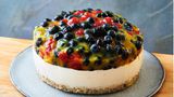 Kokos-Panna-Cotta-Torte      Zutaten:  30 g Kokosöl, 3 Datteln (z.B. Medjool), 100 g Haferflocken, 2 EL Leinsamenschrot, 3 EL Kokosraspel, 2 Dosen Kokosmilch (je 400 g, ohne Zusätze, Kokosgehalt mind. 80 %), 3 TL Agar-Agar, 6 EL Zucker, 1 TL gemahlene Bourbon-Vanille, 250 g gemischte Beeren, 300 ml Orangensaft, 1 Pck. Vanillepuddingpulver  Außerdem: Springform (18 cm ∅)      Zubereitung:  1. Das Kokosöl über dem Wasserbad schmelzen. Die Datteln entsteinen und sehr fein schneiden. Haferflocken, Leinsamenschrot, Kokosraspel und Datteln im Blitzhacker per Pulsfunktion grob mahlen. Dann das flüssige Kokosöl und esslöffelweise 4–5 EL Wasser unterrühren, bis ein klebriger Teig entsteht. Den Boden einer Springform mit Backpapier auslegen und die Masse mit feuchten Händen auf den Boden der Form drücken. Den Boden kalt stellen.  2. Die Kokosmilch mit 2 TL Agar-Agar, 4 EL Zucker und der Vanille aufkochen und unter Rühren 2 Min. köcheln lassen. Dann in die Springform gießen, abkühlen lassen und für 1 Std. in den Kühlschrank stellen.  3. Kurz vor Ablauf der Kühlzeit die Beeren verlesen, waschen und abtropfen lassen. 5 EL Orangensaft mit dem Vanillepuddingpulver und dem restlichen Zucker (2 EL)verrühren. Den übrigen Saft mit 1 TL Agar-Agar aufkochen und 2 Min. köcheln lassen. Die Puddingmischung unter Rühren hinzufügen und nochmals 1 Min. unter Rühren köcheln lassen. Dann vom Herd ziehen, die Beeren unterheben und die Masse kurz abkühlen lassen.  4. Die lauwarme Beerenmischung auf die Kokoscreme streichen und die Torte noch einmal 2 Std. in den Kühlschrank stellen. Zum Servieren aus der Springform lösen.