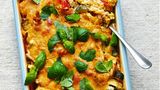 Cheezy Ofennudeln mit Gemüse      Zutaten: 2 Zucchini, 400 g Tomaten, 1 Zwiebel, 2 Zweige Rosmarin, 300 g Gemelli-Pasta (ersatzweise Fusilli), 500 ml Gemüsebrühe, 800 ml Cashewsauce, Salz, etwas Basilikum   Außerdem: Auflaufform (22 × 22 cm)      Zubereitung:  1.Den Backofen auf 180° vorheizen. Das Gemüse waschen und abtropfen lassen. Die Zucchini putzen, längs vierteln (eventuell sehr mehliges Kerngehäuse entfernen) und die Viertel quer in ca. 2 cm große Stücke schneiden. Die Tomaten vierteln, größere Exemplare sechsteln und das Kerngehäuse sowie die Stielansätze entfernen. Die Zwiebel schälen und in grobe Würfel schneiden. Den Rosmarin waschen und trocken schütteln. Die Rosmarinnadeln von den Stielen zupfen und fein hacken.  2. Die Nudeln in die Auflaufform geben. Das Gemüse darüber verteilen und etwas unter die Nudeln heben – der Großteil der Nudeln sollte sich aber auf dem Boden der Form befinden. Gemüsebrühe, Rosmarin und die Cashewsauce zu einer glatten Flüssigkeit verquirlen, diese mit Salz abschmecken und in die Form gießen.  3. Die Nudeln im Backofen (2. Schiene von unten) 45 Min. backen. Herausnehmen und 2–3 Min. setzen lassen. Inzwischen den Basilikum waschen, trocken schütteln und holzige Stiele entfernen. Zum Servieren den Basilikum grob über den Auflauf zupfen.