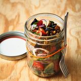 Auberginensalat mit Currykernen      Zutaten:  Für den Salat: 1 Aubergine, Salz, 1 kleine rote Zwiebel, 300 g Kirschtomaten, 6 Zweige Minze, ½ Bund Petersilie, neutrales Pflanzenöl, 2 EL natives Leinöl (ersatzweise Olivenöl), 4 EL Weißwein- oder Apfelessig (naturtrüb), 1 TL mittelscharfer Senf Für die Currykerne: 2 EL Sonnenblumenkerne, 2 EL Kürbiskerne, 1 EL Zucker, 1 Prise Salz, ½ TL scharfes Currypulver      Zubereitung:  1. Die Aubergine waschen, putzen und in ca. 2 cm dicke Scheiben schneiden. Die Scheiben auf einen Teller legen, mit 1 TL Salz bestreuen und 30 Min. ziehen lassen.  2. In der Zwischenzeit die Zwiebel schälen und in sehr dünne Ringe schneiden. Die Tomaten waschen, abtropfen lassen und in Scheiben schneiden, die Stielansätze dabei entfernen. Die Kräuter waschen, trocken schütteln und hacken. Zwiebeln, Kräuter und Tomaten in eine Schüssel geben und beiseitestellen.  3. Die gesalzene Aubergine mit Küchenpapier trocken tupfen und die Scheiben in ca. 1 cm breite Streifen schneiden. Das Öl in einer Pfanne erhitzen und die Auberginenstreifen von allen Seiten scharf darin anbraten, bis sie goldbraun und weich sind. Die Auberginenstreifen lauwarm abkühlen lassen, dann mit den Tomaten, Zwiebeln und Kräutern mischen.  4. Leinöl, Essig und Senf zu einer sämigen Sauce mixen und das Dressing kräftig mit Salz abschmecken.  5. Für die Currykerne die Sonnenblumen- und Kürbiskerne in einer kleinen Pfanne ohne Öl auf mittlerer Temperatur anrösten, bis sie gut duften. Dann Zucker, 1 Prise Salz und Currypulver mischen und zu den Kernen geben. Alles unter Rühren 1–2 Min. vorsichtig erhitzen, bis der Zucker geschmolzen ist. 1 EL Wasser dazugeben und unter Rühren verkochen lassen, die Pfanne vom Herd ziehen und die Kerne abkühlen lassen. Den Salat in eine Box zum Mitnehmen verpacken. Dressing und Kerne separat einpacken und erst kurz vor dem Essen zum Salat geben.