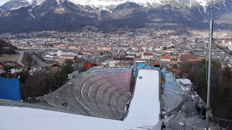Blick ins leere Stadion der Bergiselschanze in Innsbruck