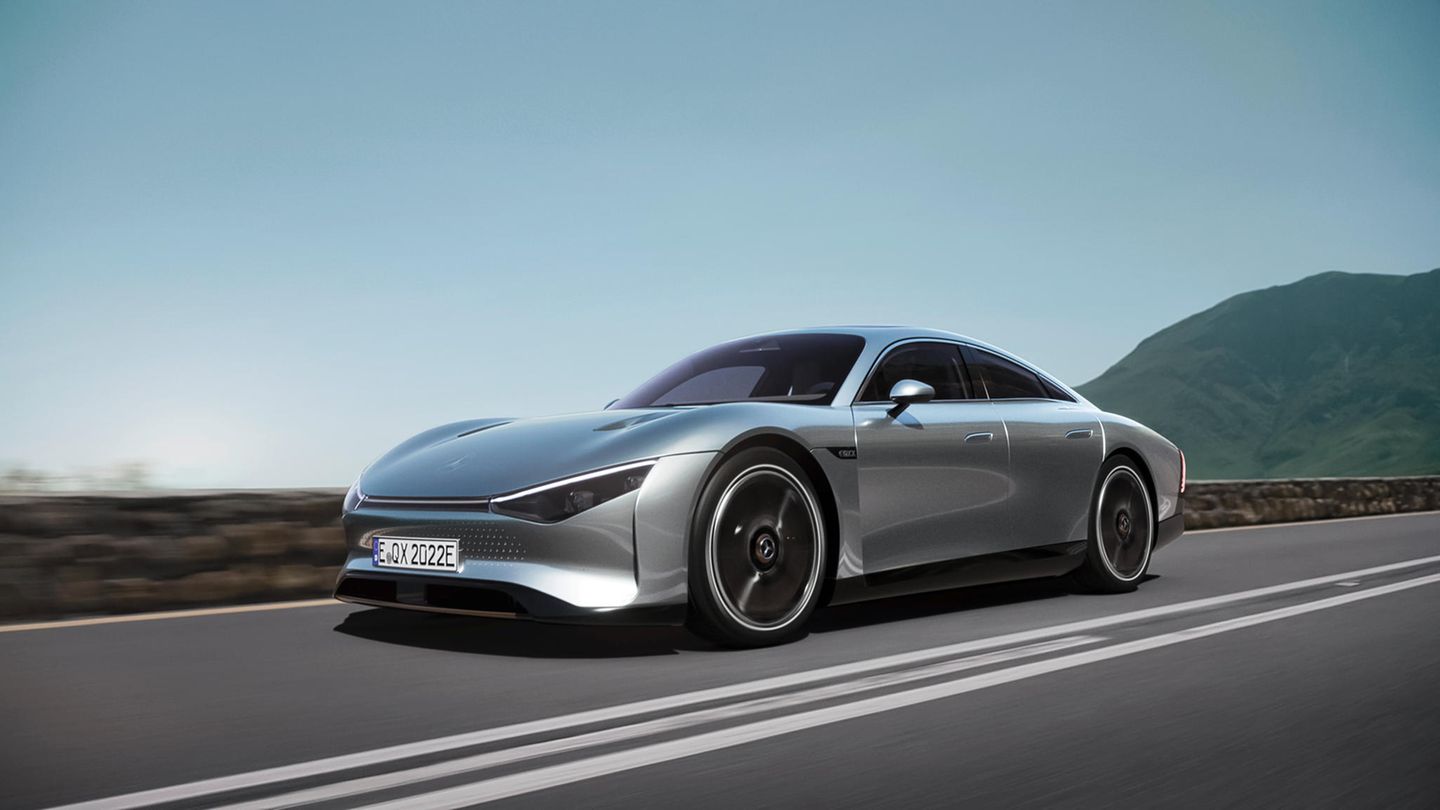 Ein Elektroauto fährt auf der Straße