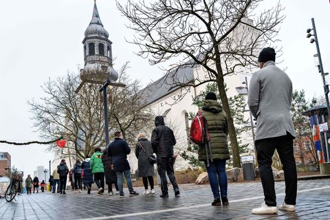 Schlange stehen für den Schnelltest, wie hier in Aalborg