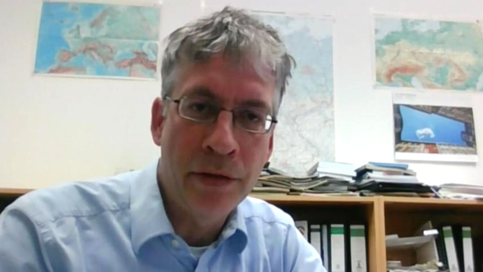 Dr. Ulrichs im Interview: Epidemiologe Ulrichs erklärt: Mit dieser Wucht könnte Omikron uns treffen