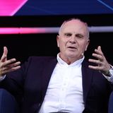 Hoeneß im September 2018 auf der Digital X in Köln. Der bald 70-Jährige ist weiterhin ein gern gesehener Interviewpartner und Talkgast, der sich zu den Themen der Zeit äußert, sei es zu Veganern, Corona und der Politik. Was den umstrittenen Sponsorenvertrag mit der Fluglinie Qatar Airways Katar angeht, bleibt Hoeneß ganz der Alte. Er rät seinen Bayern, die Zusammenarbeit nach 2023 fortzusetzen, falls bestimmte Voraussetzungen erfüllt seien: "Ich persönlich würde zu einer Verlängerung tendieren, wenn wir das Gefühl haben, dass wir mit dieser Partnerschaft einen Beitrag leisten können, dass sich die Dinge vor Ort verbessern und weiter verbessern werden", sagte er.
