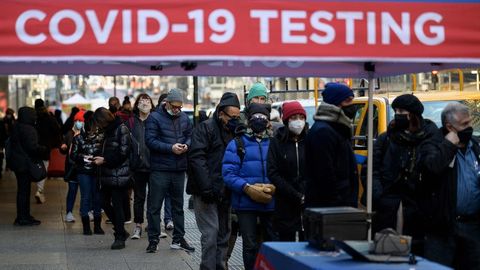 New York, USA: Menschen stehen Schlange, um sich auf das Coronavirus testen zu lassen.