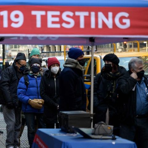 New York, USA: Menschen stehen Schlange, um sich auf das Coronavirus testen zu lassen.