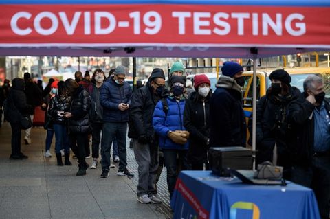New York, USA: Menschen stehen Schlange, um sich auf das Coronavirus testen zu lassen.