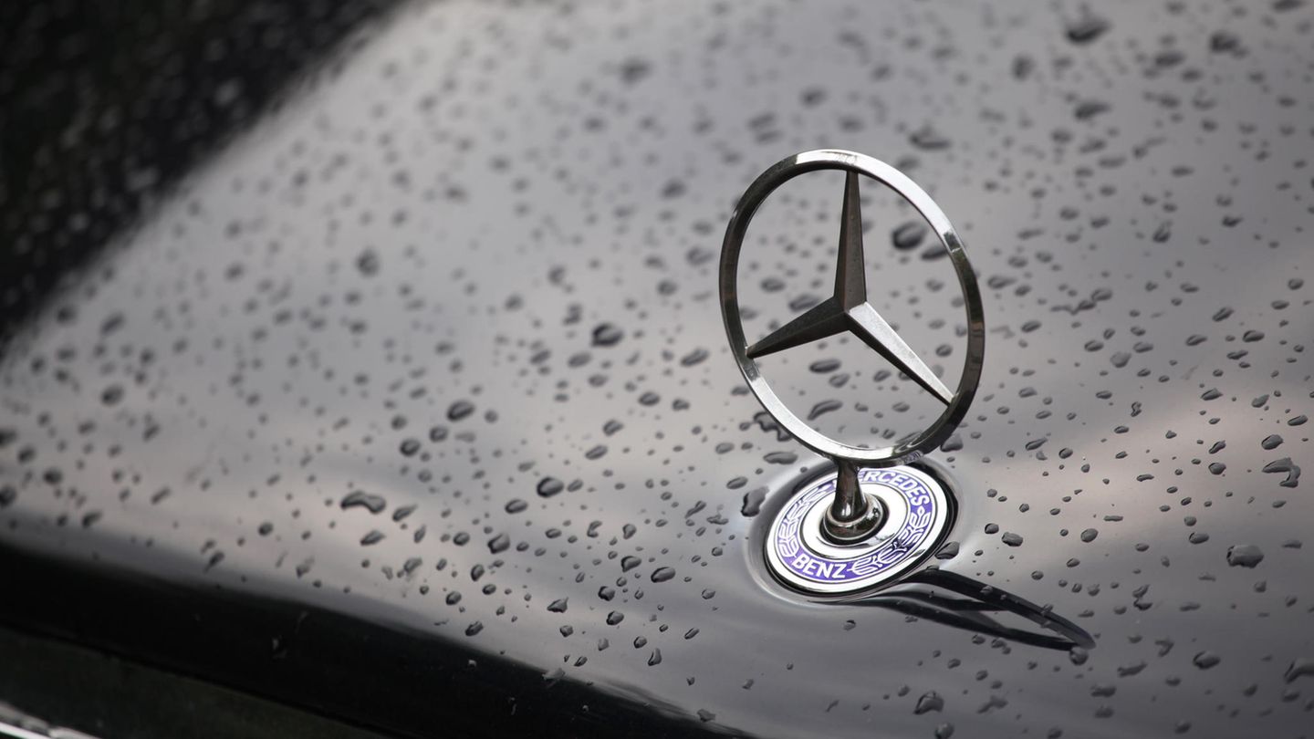 Ein Mercedes-Stern auf der Kühlerhaube eines Mercedes mit Regentropfen