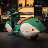 Der Roller hat nun ein ausladendes Heck.