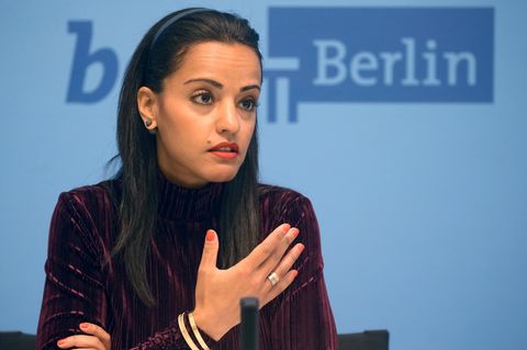 Sawsan Chebli gestikuliert mit ihrer rechten Hand und spricht auf einer Pressekonferenz