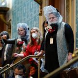 Schutzhauben sollen die Eingeschlossenen vor Tränengas schützen, das vor dem Saal versprüht wurde