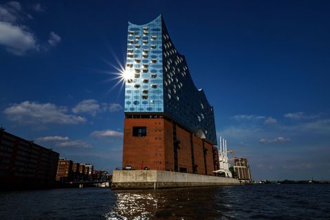 Sonnenstrahlen spiegeln sich in der Glasfront der Elbphilharmonie