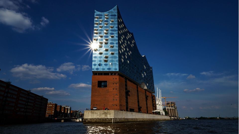 Sonnenstrahlen spiegeln sich in der Glasfront der Elbphilharmonie