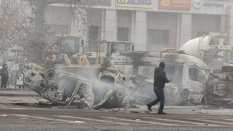 Ausgebrannte Autowracks in Almaty, der ehemaligen Hauptstadt Kasachstans Ausgebrannte Autowracks in Almaty, der ehemaligen Hauptstadt Kasachstans