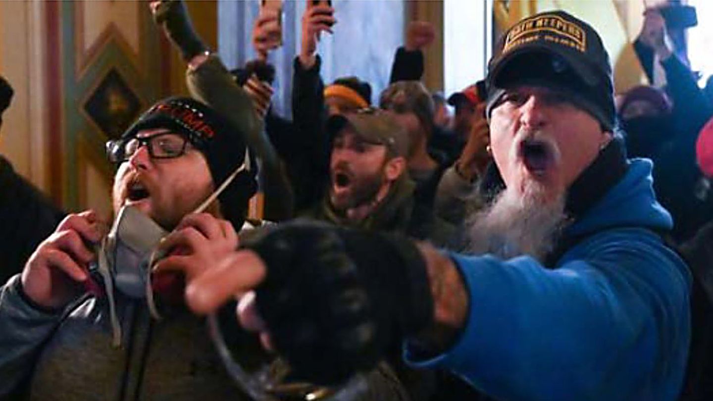Jon Schaffer (r.) Oath Keepers
