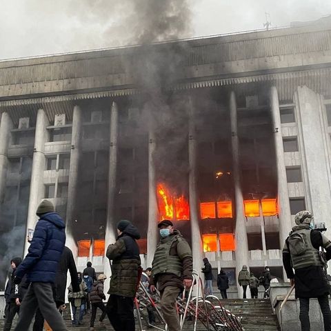Kasachstan: Die Stadtverwaltung in Almaty in Flammen 