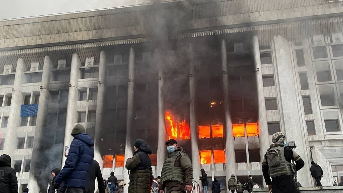 Kazakhstan: Presidential residence in flames, government buildings stormed