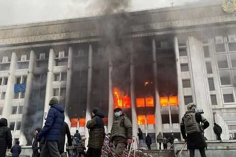 Kasachstan: Die Stadtverwaltung in Almaty in Flammen 