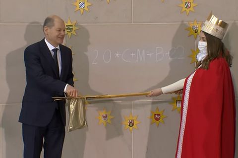 Video: Die Sternsinger zu Gast bei Scholz