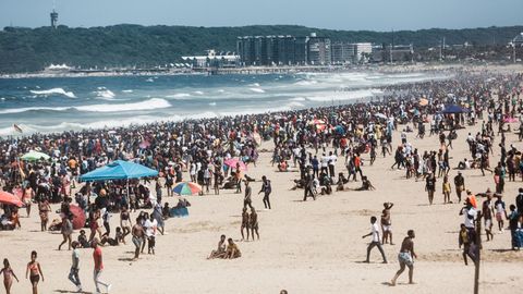 Tausende Menschen feiern das neue Jahr am Strand von Durban, Südafrika