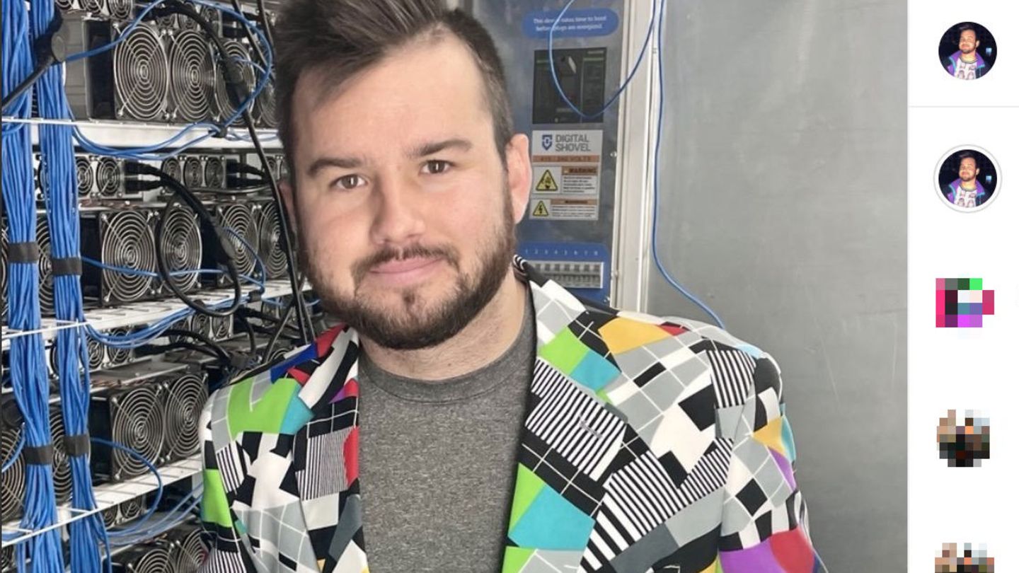 Mann in buntem Blazer