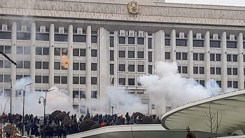 Kasachstan: Demonstranten stürmen die Stadtverwaltung von Almaty