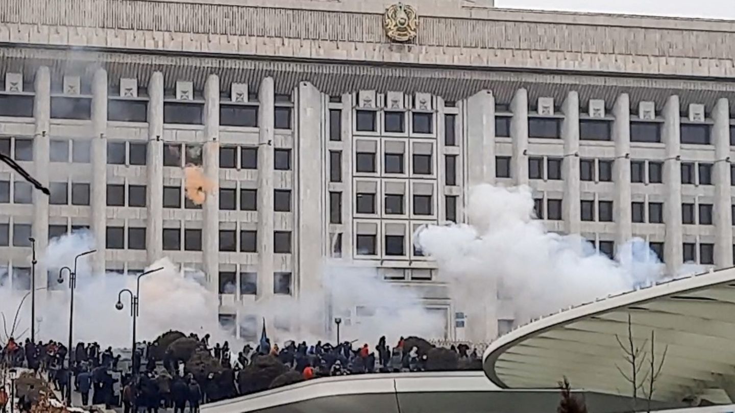 Kazakhstan: Almaty becomes epicenter of protests, airport occupied