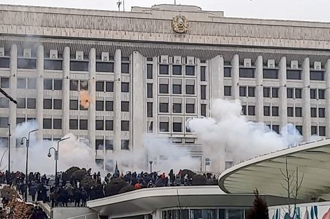 Kasachstan: Demonstranten stürmen die Stadtverwaltung von Almaty