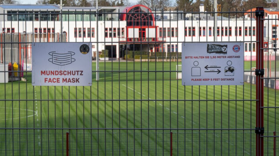 Hinweise zu Corona-Regeln an einem Zaun auf dem Trainingsgelände des FC Bayern
